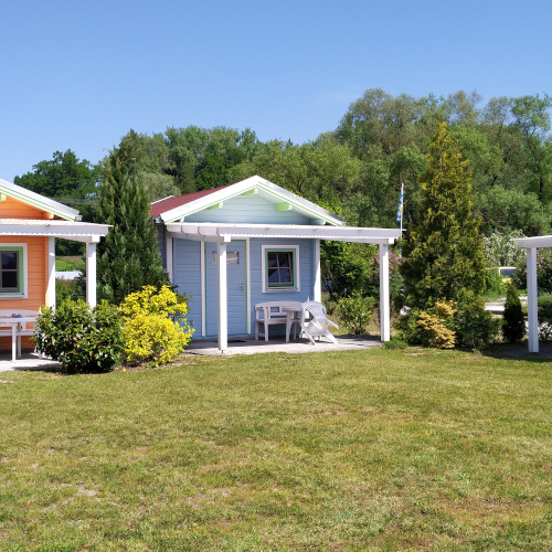 See-Camping-Guenztal_mittlere-Huette_blau_Aussenansicht