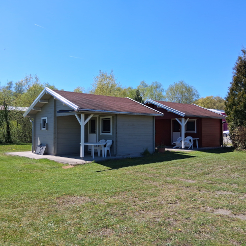 See-Camping-Guenztal_grosse-Huetten_grau-rot_Aussenansicht