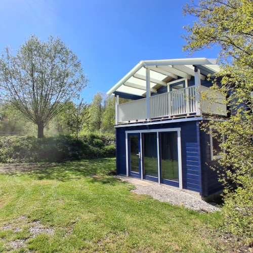 See-Camping-Guenztal_zweistoeckige-Huette_blau_Aussenansicht