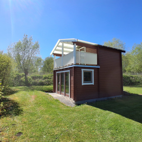 See-Camping-Guenztal_zweistoeckige-Huette_braun_Aussenansicht