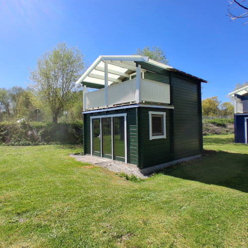 See-Camping-Guenztal_zweistoeckige-Huette_gruen_Aussenansicht