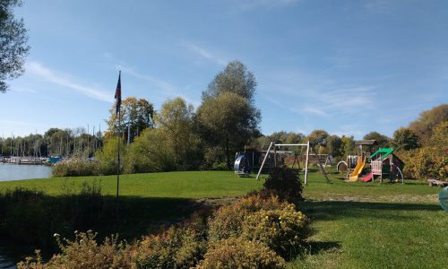 See-Camping-Guenztal_Blick-auf-Spielplatz-und-kleine-Badewiese