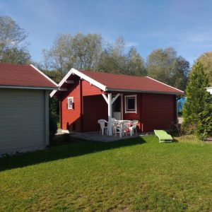 See-Camping-Guenztal_grosse-Huette_rot_Aussenansicht