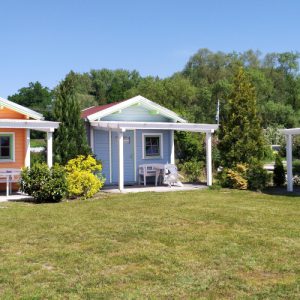See-Camping-Guenztal_mittlere-Huette_blau_Aussenansicht