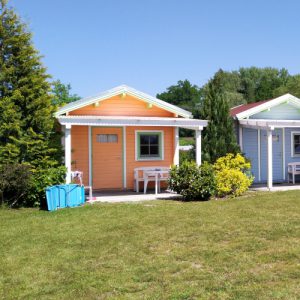 See-Camping-Guenztal_mittlere-Huette_orange_Aussenansicht