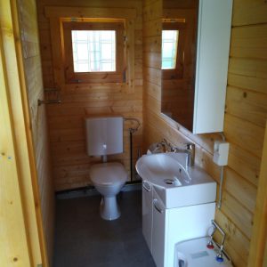 See-Camping-Guenztal_zweistoeckige-Huette_Toilette-Erdgeschoss