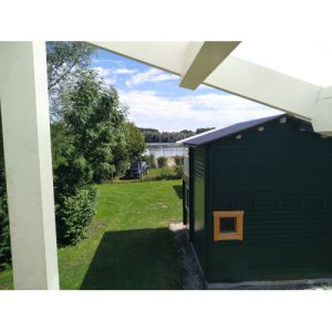 See-Camping-Guenztal_zweistoeckige-Huette_blau_Ausblick-Dachterrasse