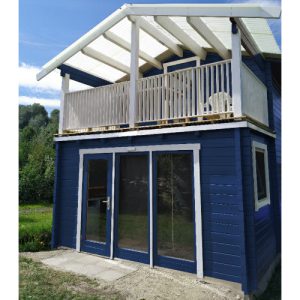 See-Camping-Guenztal_zweistoeckige-Huette_blau_Aussenansicht