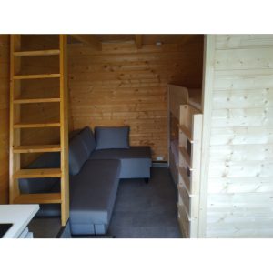See-Camping-Guenztal_zweistoeckige-Huette_braun-blau_Couch-Betten-Erdgeschoss