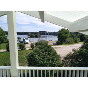 See-Camping-Guenztal_zweistoeckige-Huette_braun_Ausblick-Dachterrasse