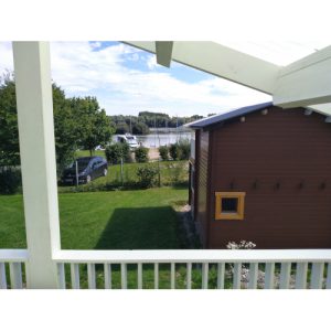 See-Camping-Guenztal_zweistoeckige-Huette_gruen_Ausblick-Dachterrasse