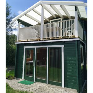 See-Camping-Guenztal_zweistoeckige-Huette_gruen_Aussenansicht