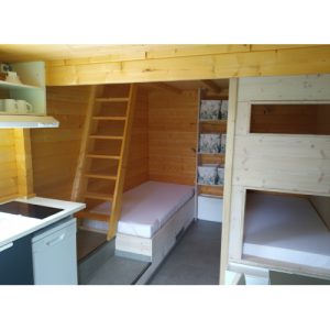 See-Camping-Guenztal_zweistoeckige-Huette_gruen_Betten-Erdgeschoss