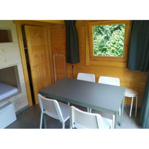 See-Camping-Guenztal_zweistoeckige-Huette_gruen_Essbereich-Erdgeschoss