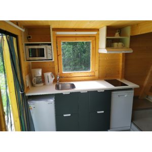 See-Camping-Guenztal_zweistoeckige-Huette_gruen_Kueche-Erdgeschoss